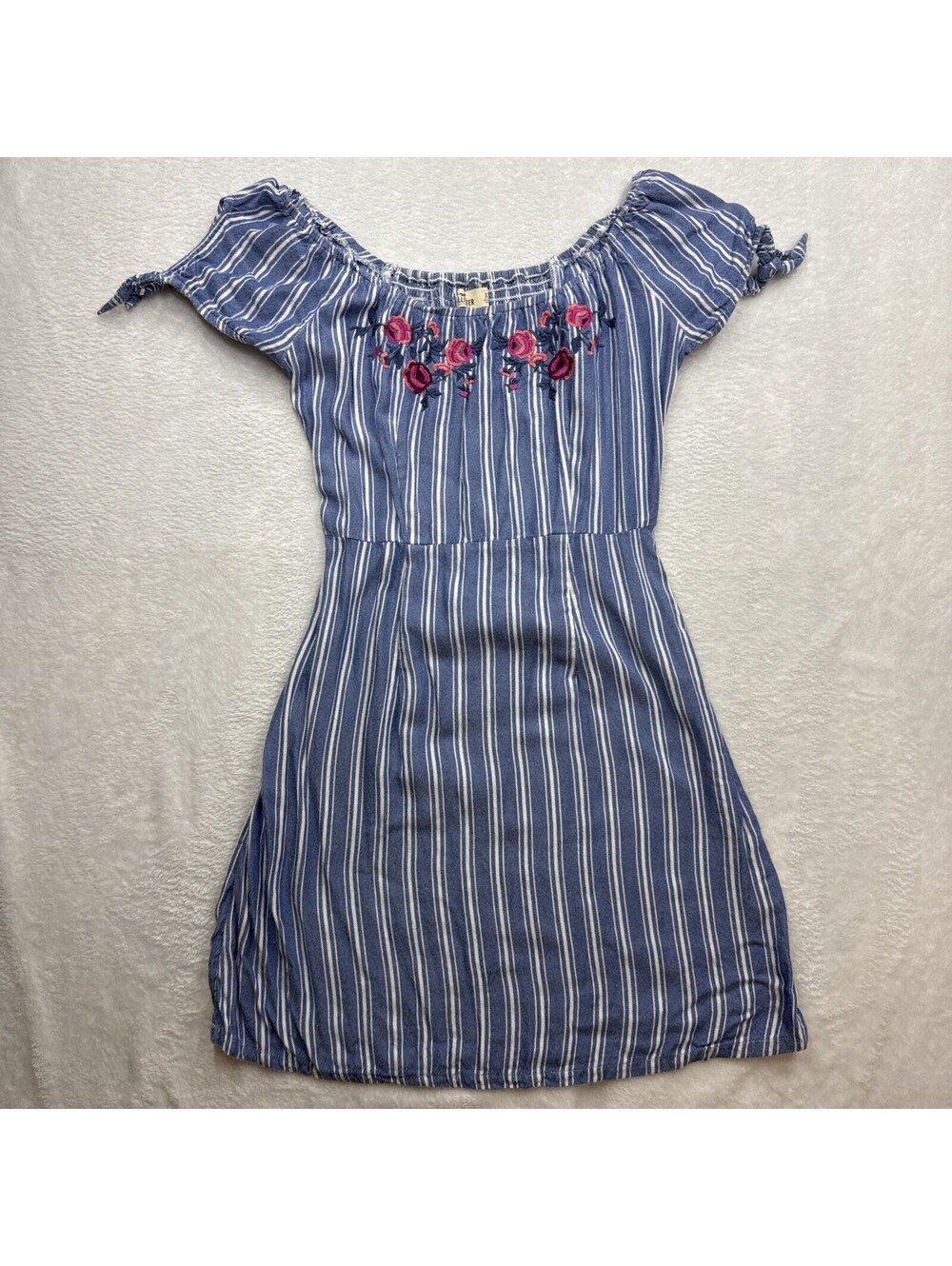 hollister blue striped dress Floral Embroidered Smocked Mini Womens XS White House Black Market Featuring a sweetheart neckline price:101-250 size:6-12Months (80cm)